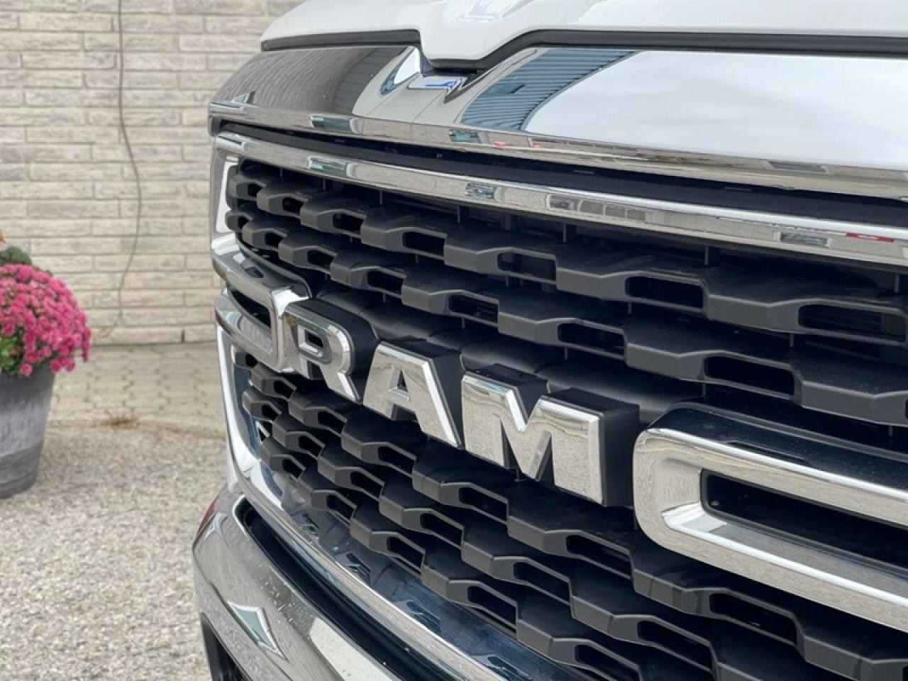 2022 RAM 1500 Big Horn Crew Cab Photo4
