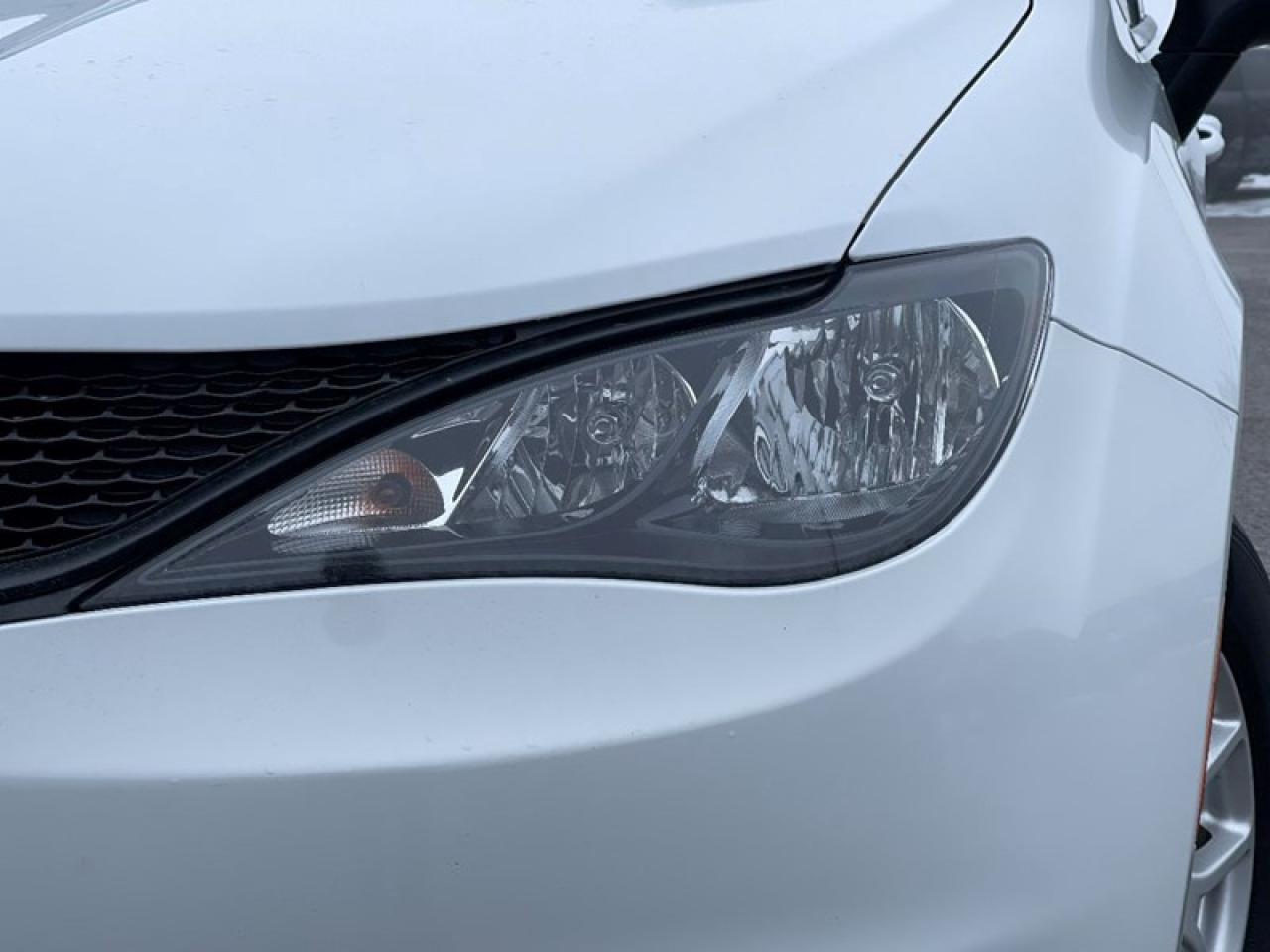 2022 Chrysler Grand Caravan SXT Photo3