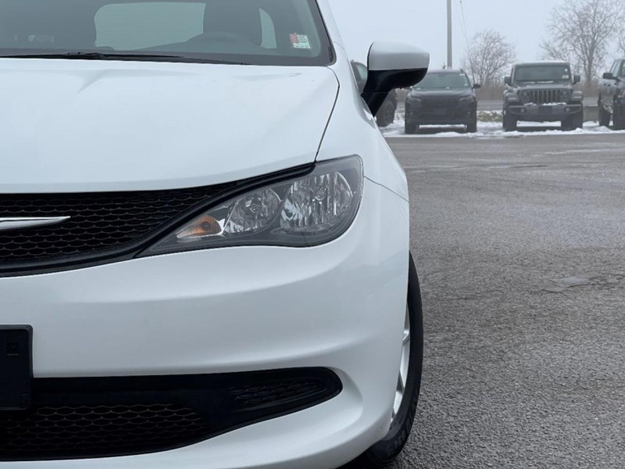 2022 Chrysler Grand Caravan SXT Photo2