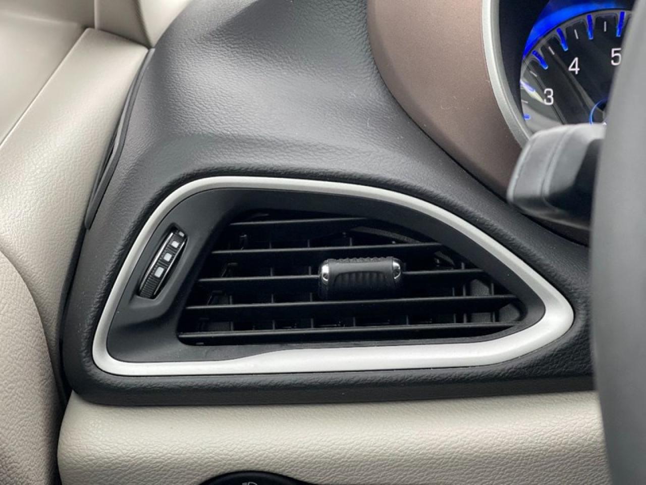 2022 Chrysler Grand Caravan SXT Photo