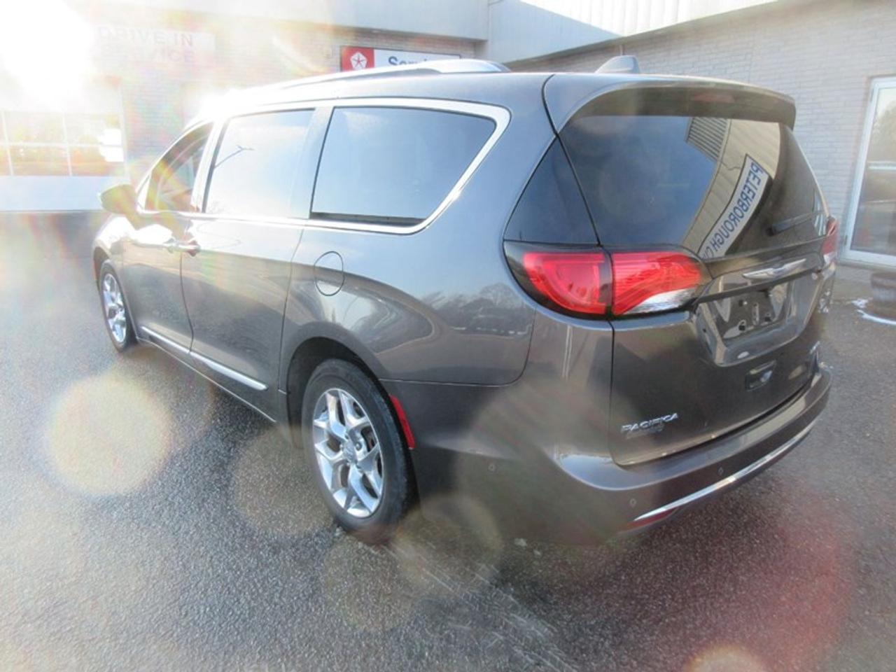 2019 Chrysler Pacifica Limited Photo2