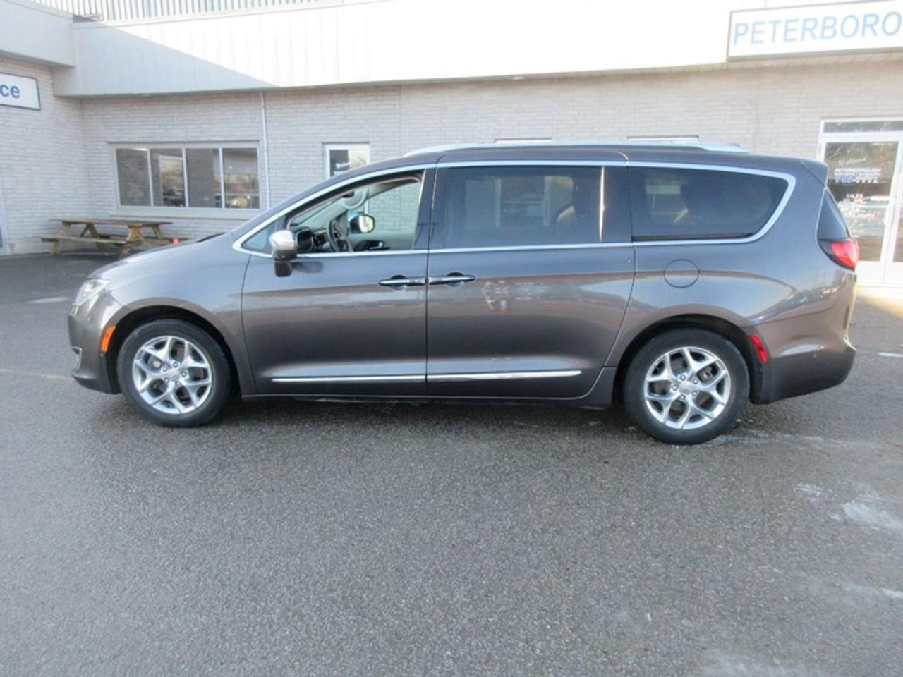 2019 Chrysler Pacifica Limited Photo1