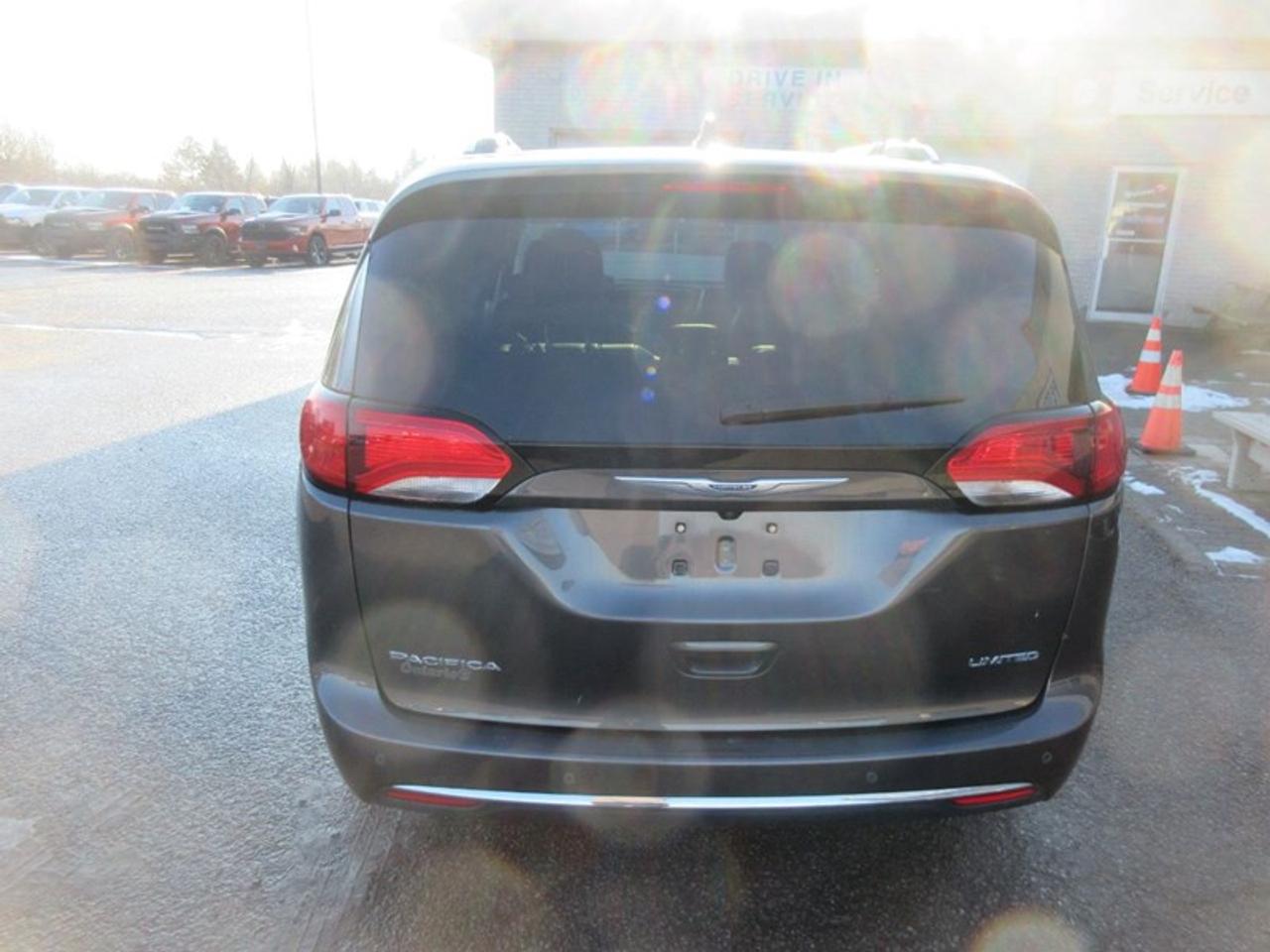 2019 Chrysler Pacifica Limited Photo3