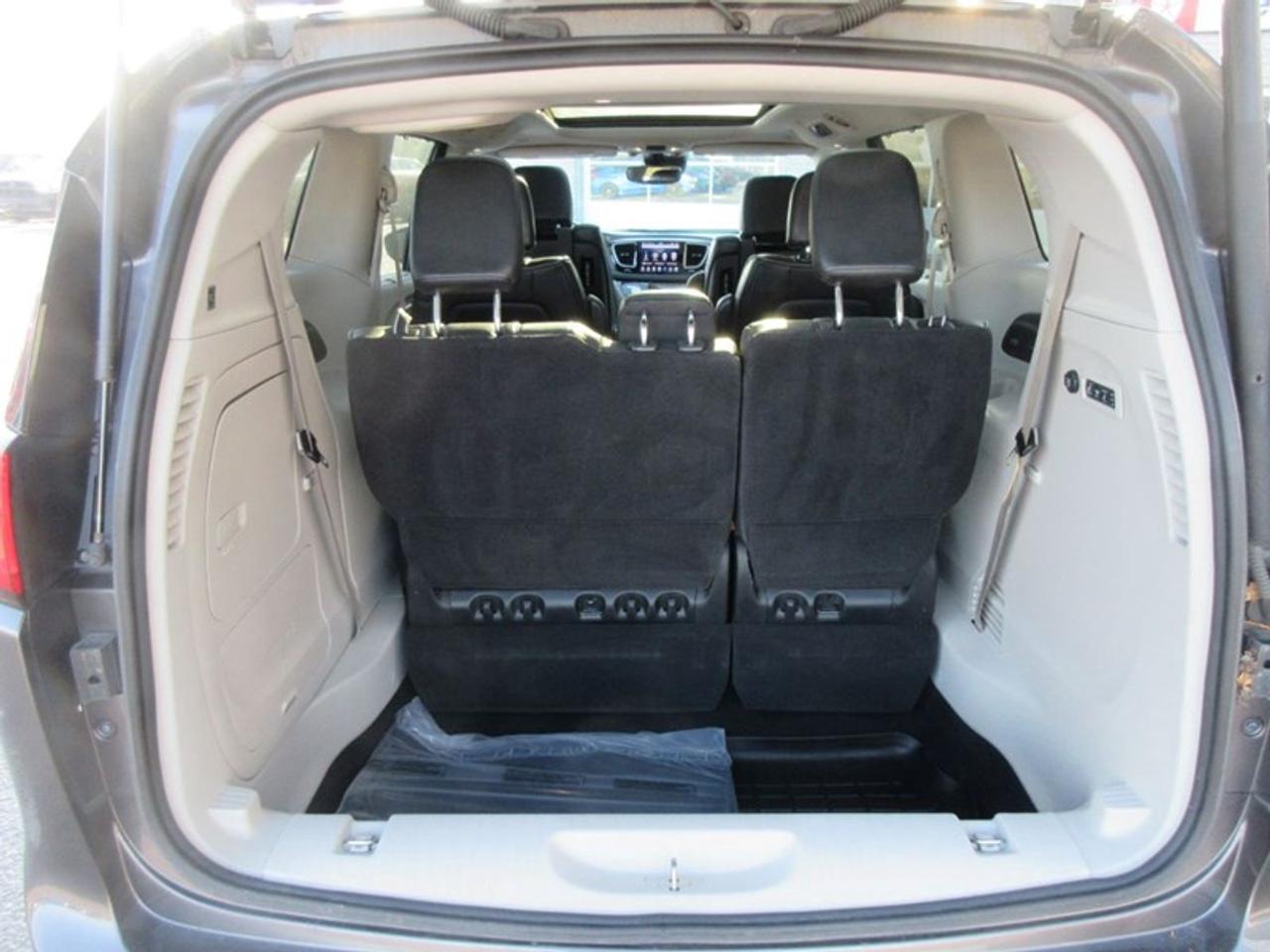 2019 Chrysler Pacifica Limited Photo4