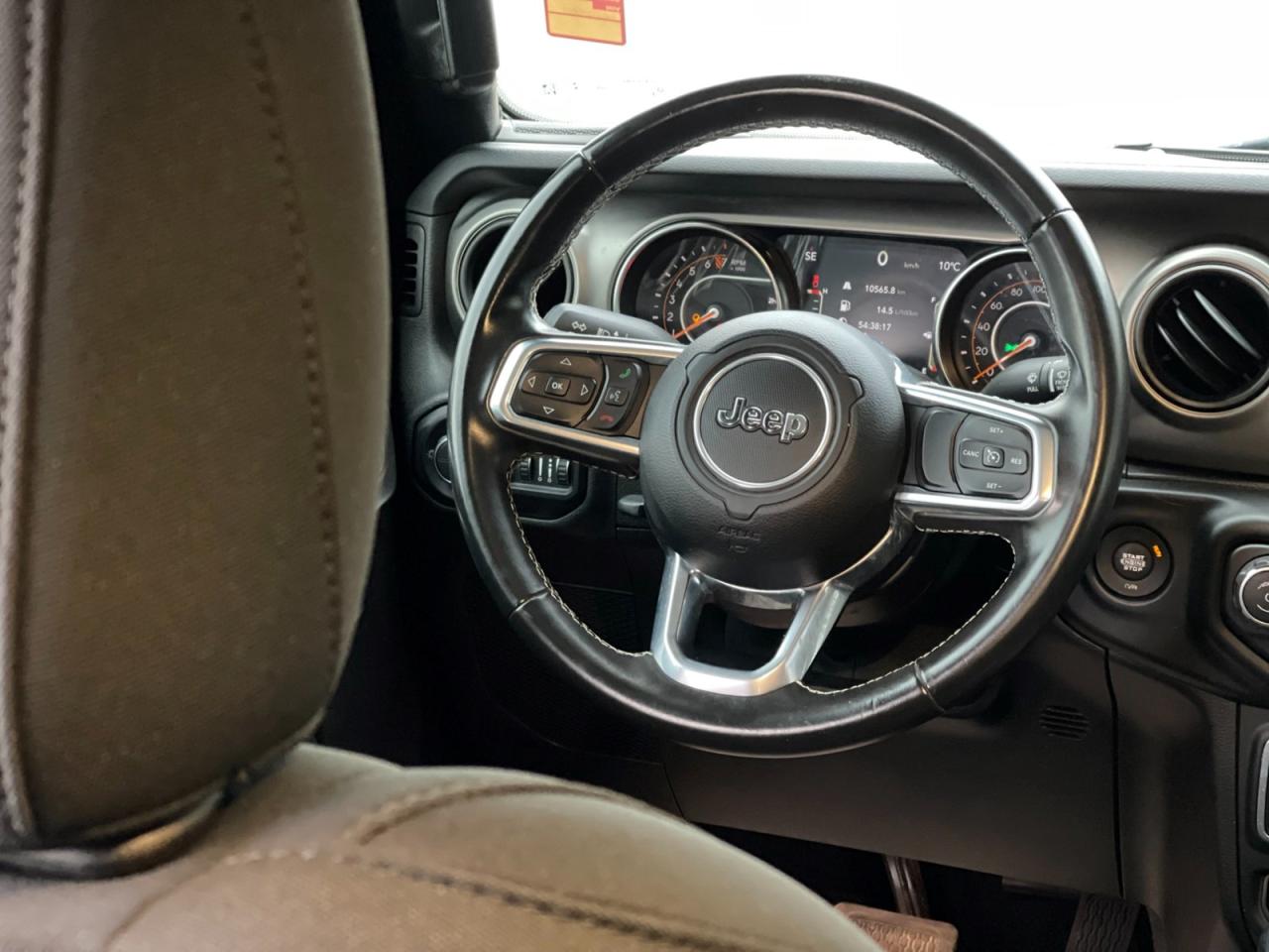 2020 Jeep Gladiator SPORT Photo3