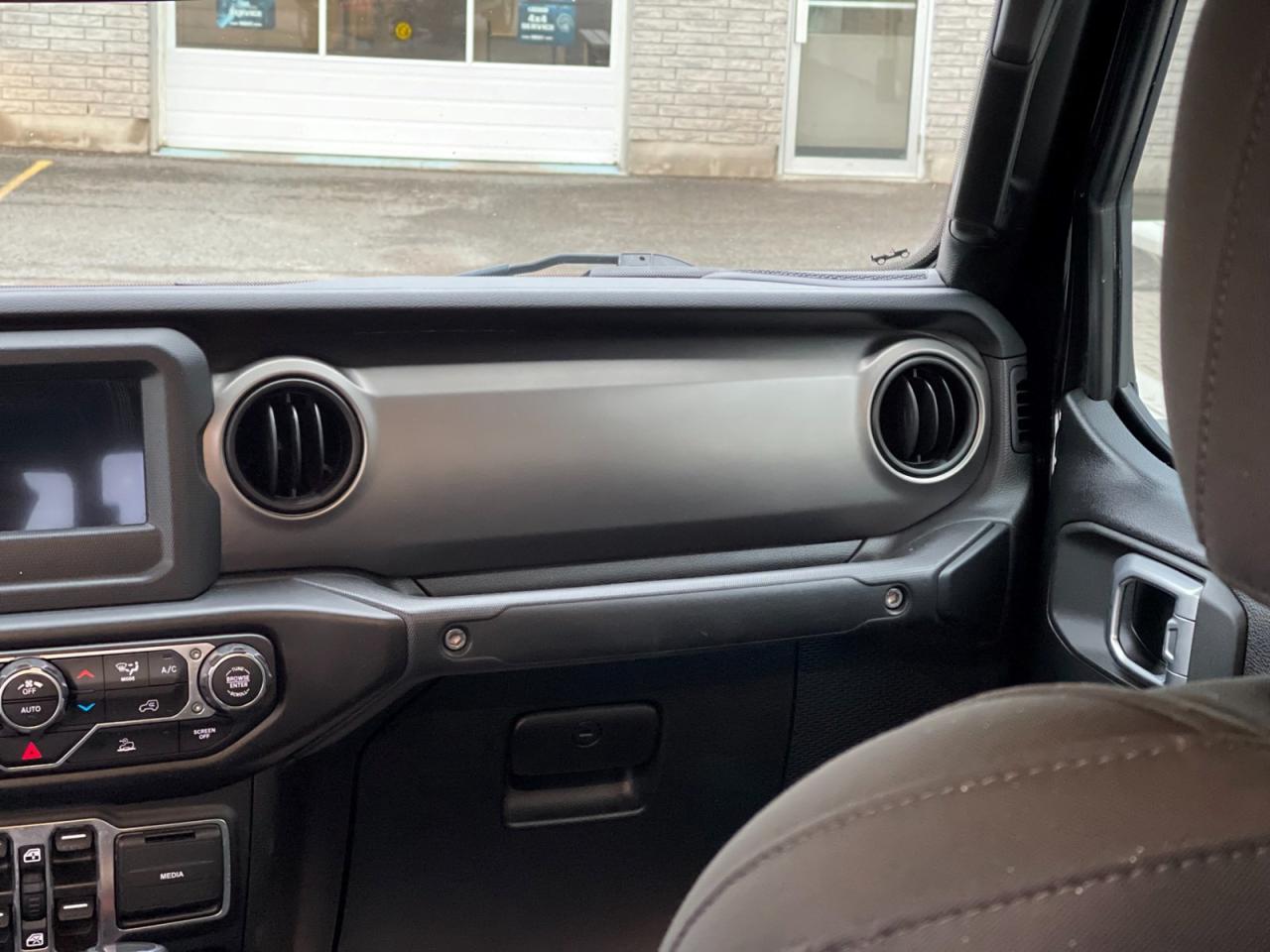 2020 Jeep Gladiator SPORT Photo