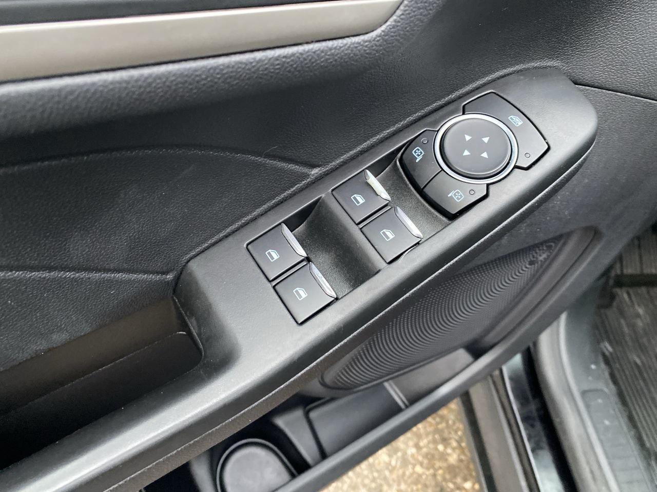 2022 Ford Escape SEL Photo