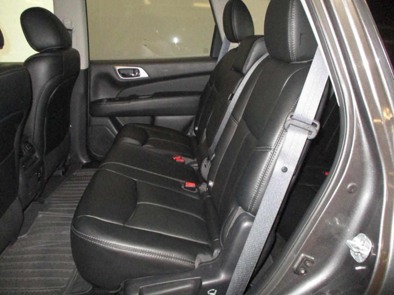 2016 Nissan Pathfinder SL 4WD Photo