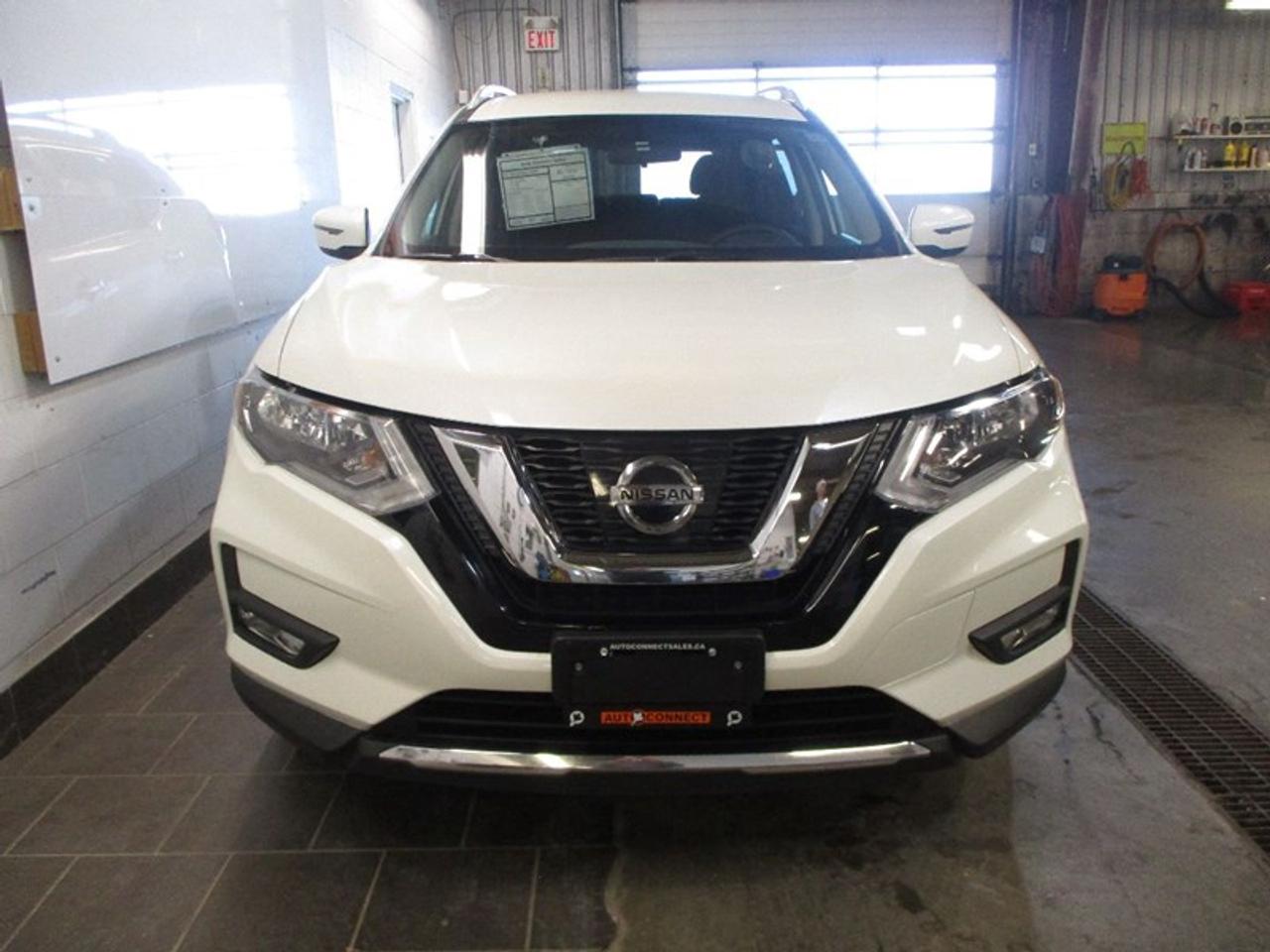 2017 Nissan Rogue SV Photo3