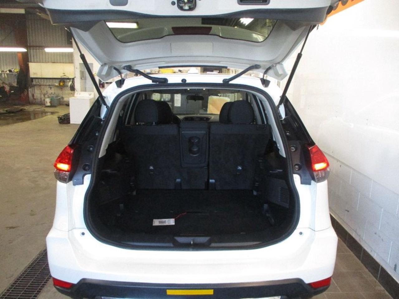 2017 Nissan Rogue SV Photo