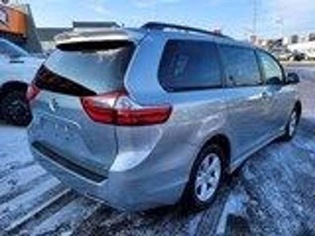 2020 Toyota Sienna LE 8 PASSENGER Photo