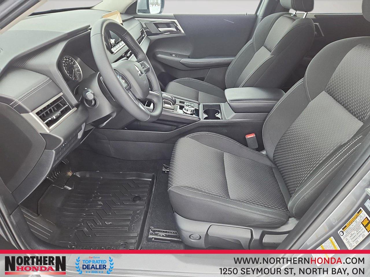 2024 Mitsubishi Outlander ES 4WD Photo