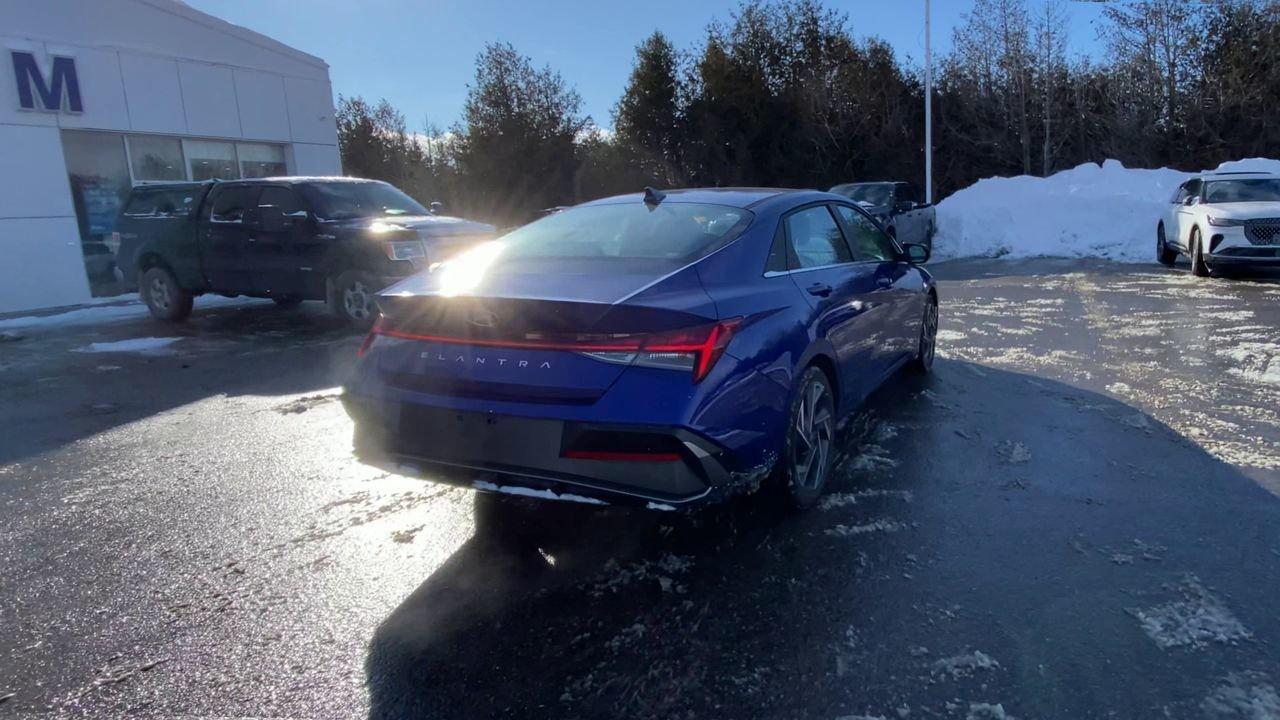 2024 Hyundai Elantra Luxury Photo