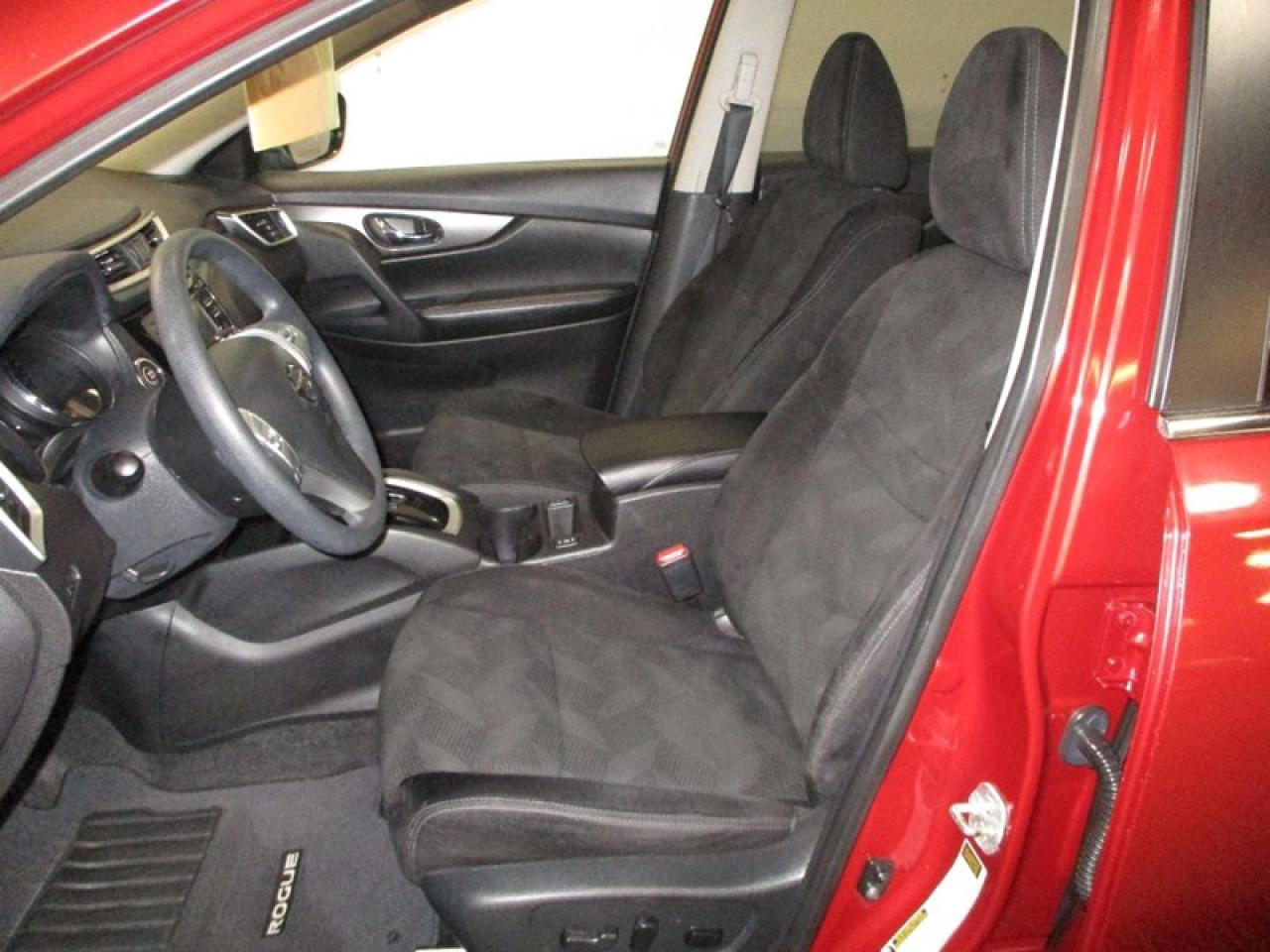 2014 Nissan Rogue SV Photo4