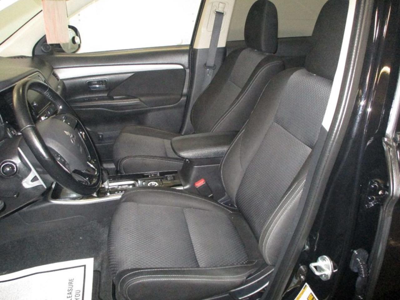 2017 Mitsubishi Outlander SE Touring Photo4