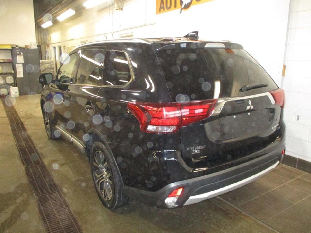 2017 Mitsubishi Outlander SE Touring Photo2