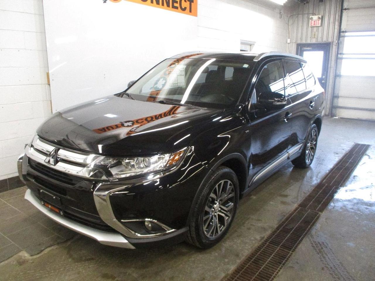 2017 Mitsubishi Outlander SE Touring Photo0