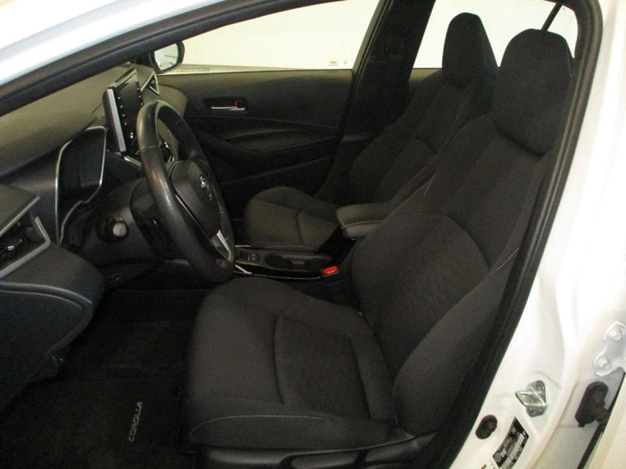 2021 Toyota Corolla Hatchback SE Photo3