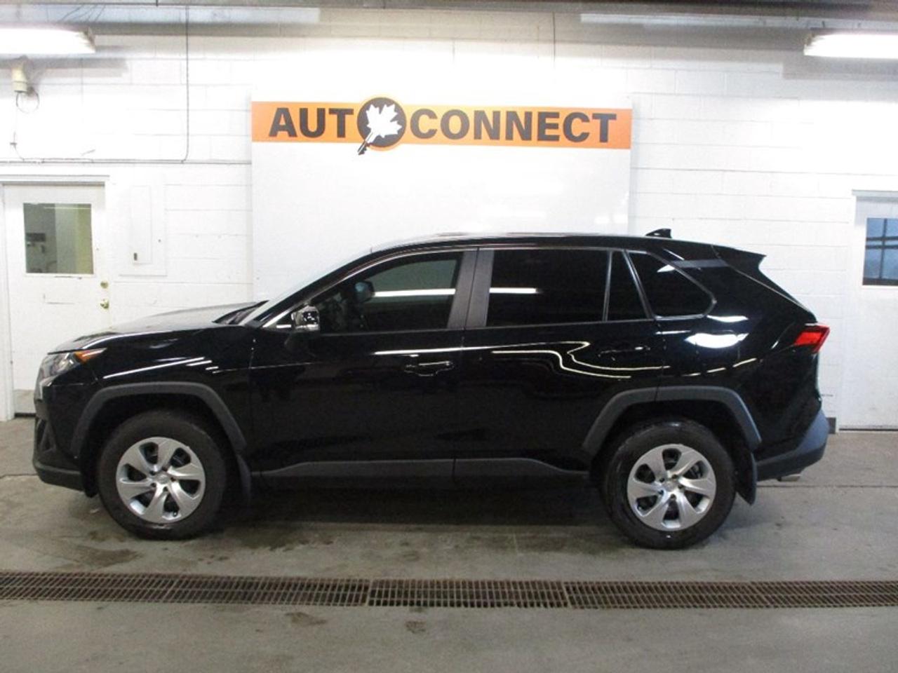 2022 Toyota RAV4 LE Photo5