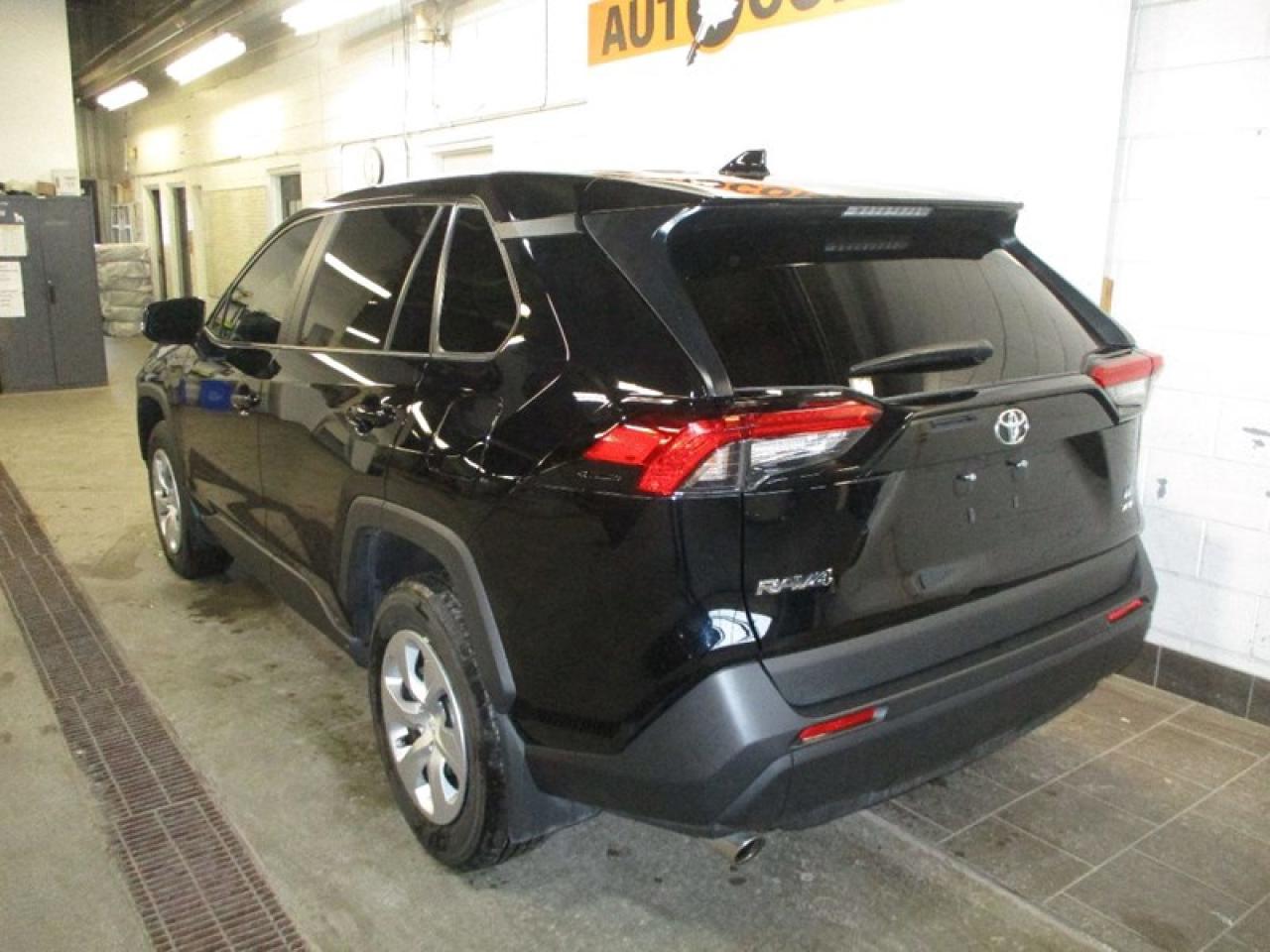 2022 Toyota RAV4 LE Photo2