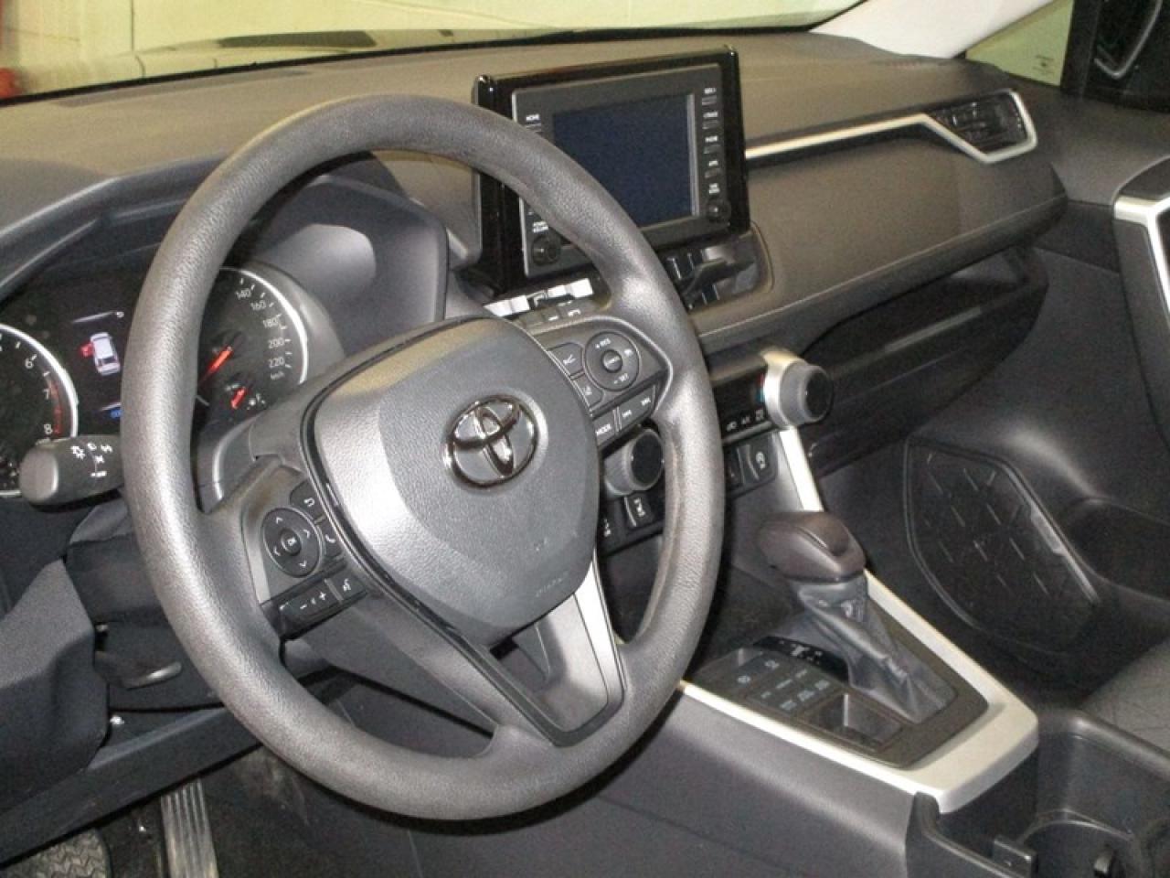 2022 Toyota RAV4 LE Photo4