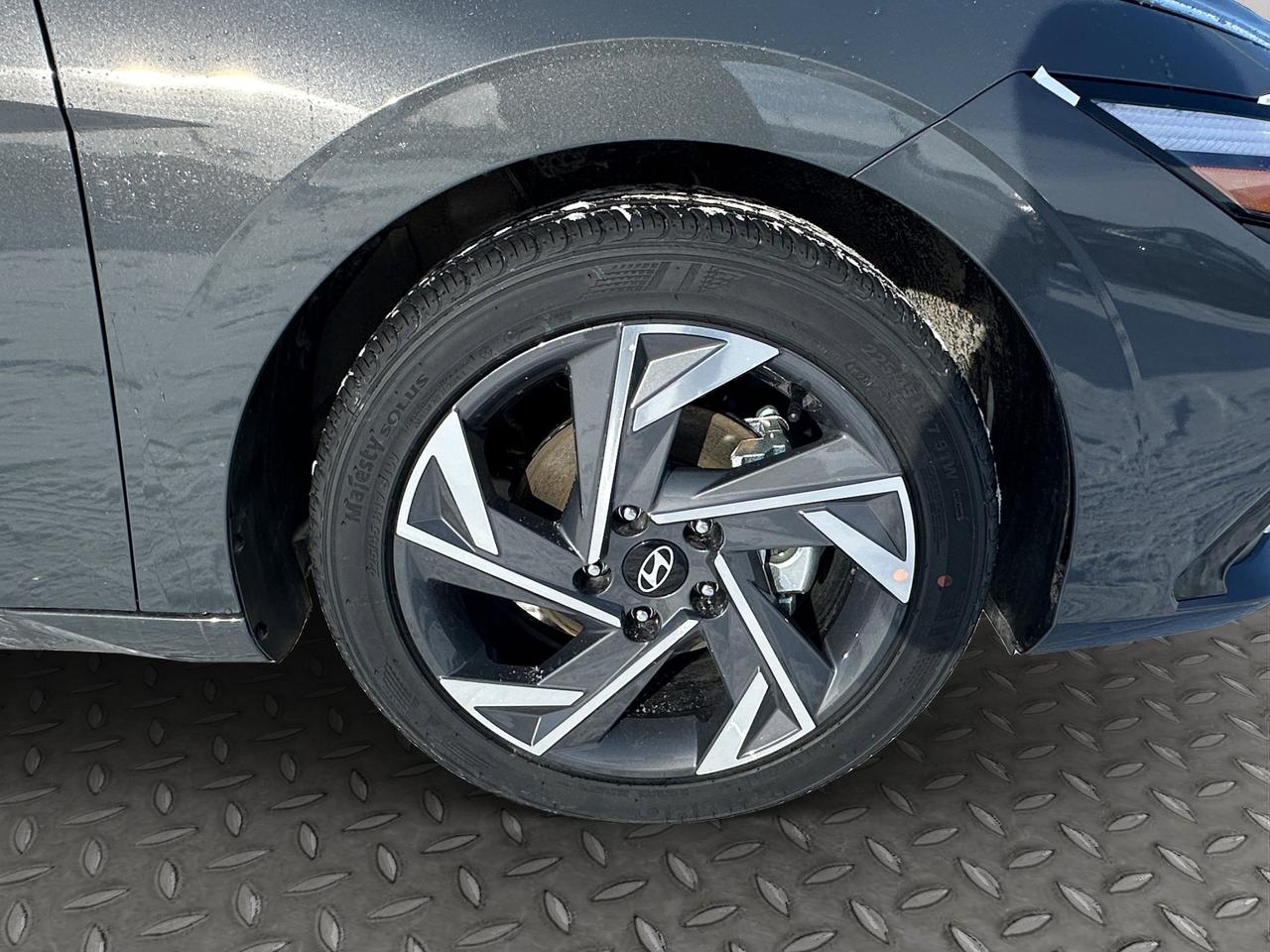 2026 Hyundai Elantra Luxury Photo5