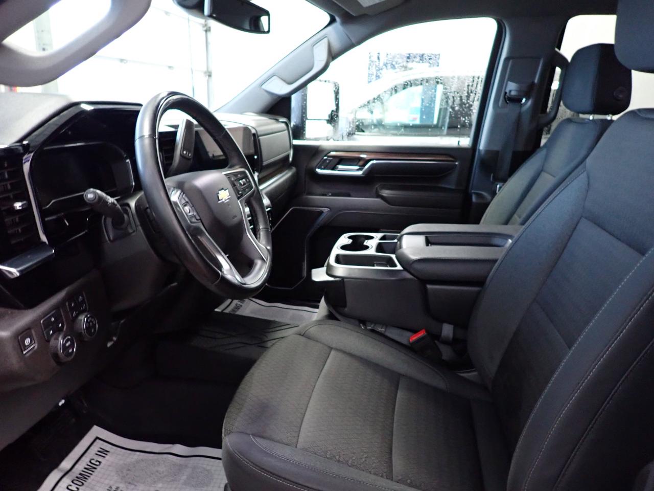 2024 Chevrolet SILVERADO 2500HD LT CREW CAB 4WD Photo