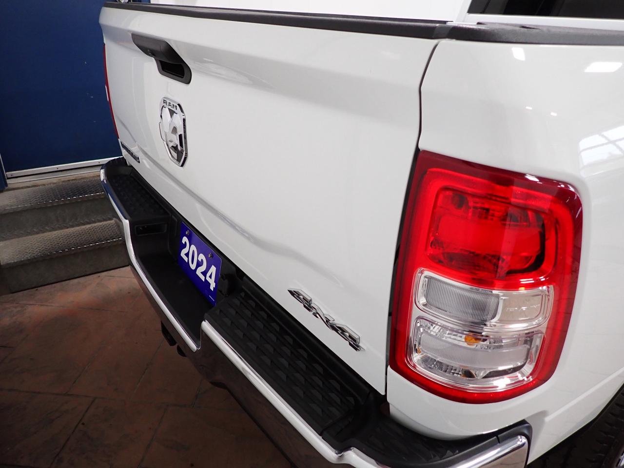 2024 RAM 3500 Big Horn 4WD CREW CAB 6'4 BOX Photo