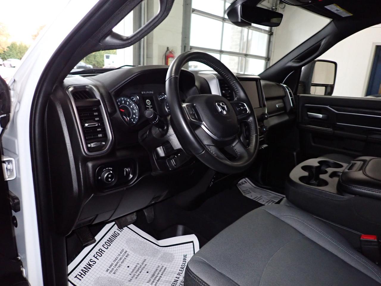 2024 RAM 3500 Big Horn 4WD CREW CAB 6'4 BOX Photo