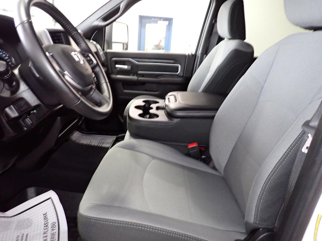 2024 RAM 3500 Big Horn 4WD CREW CAB 6'4 BOX Photo