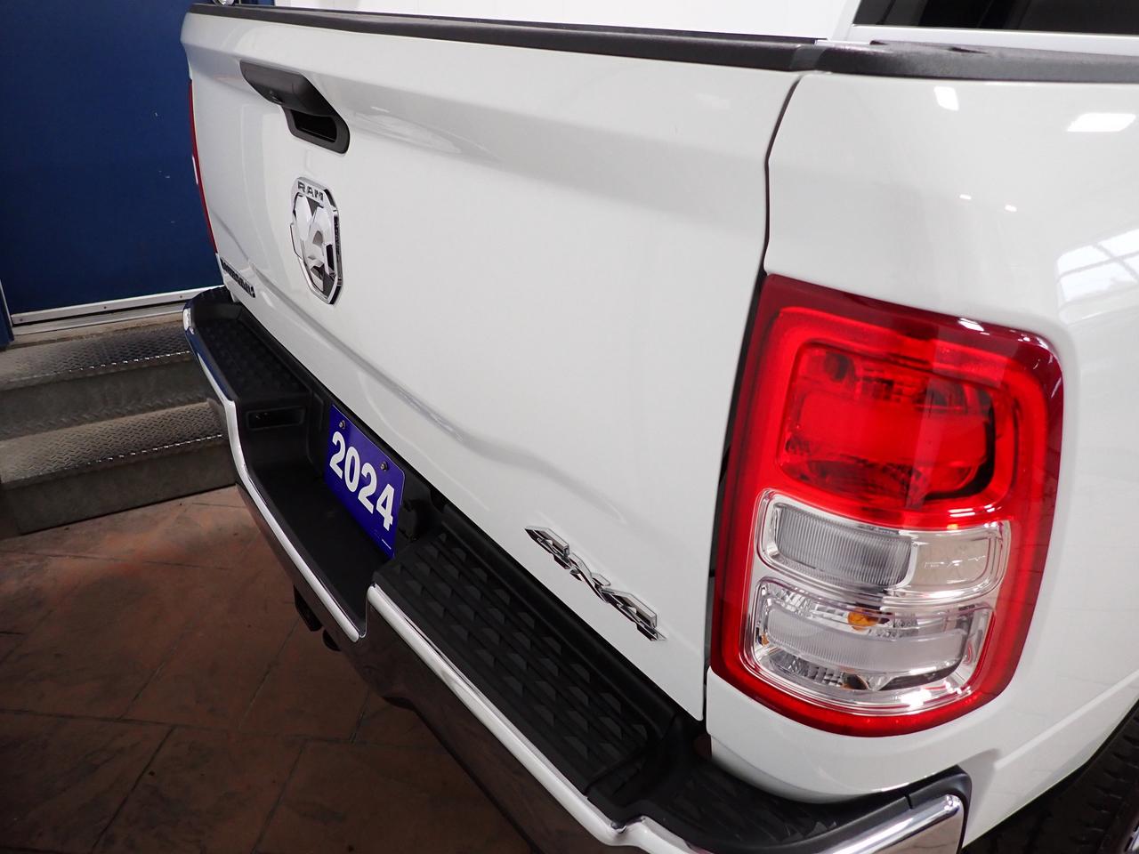 2024 RAM 3500 Big Horn 4WD CREW CAB 6'4 BOX Photo2