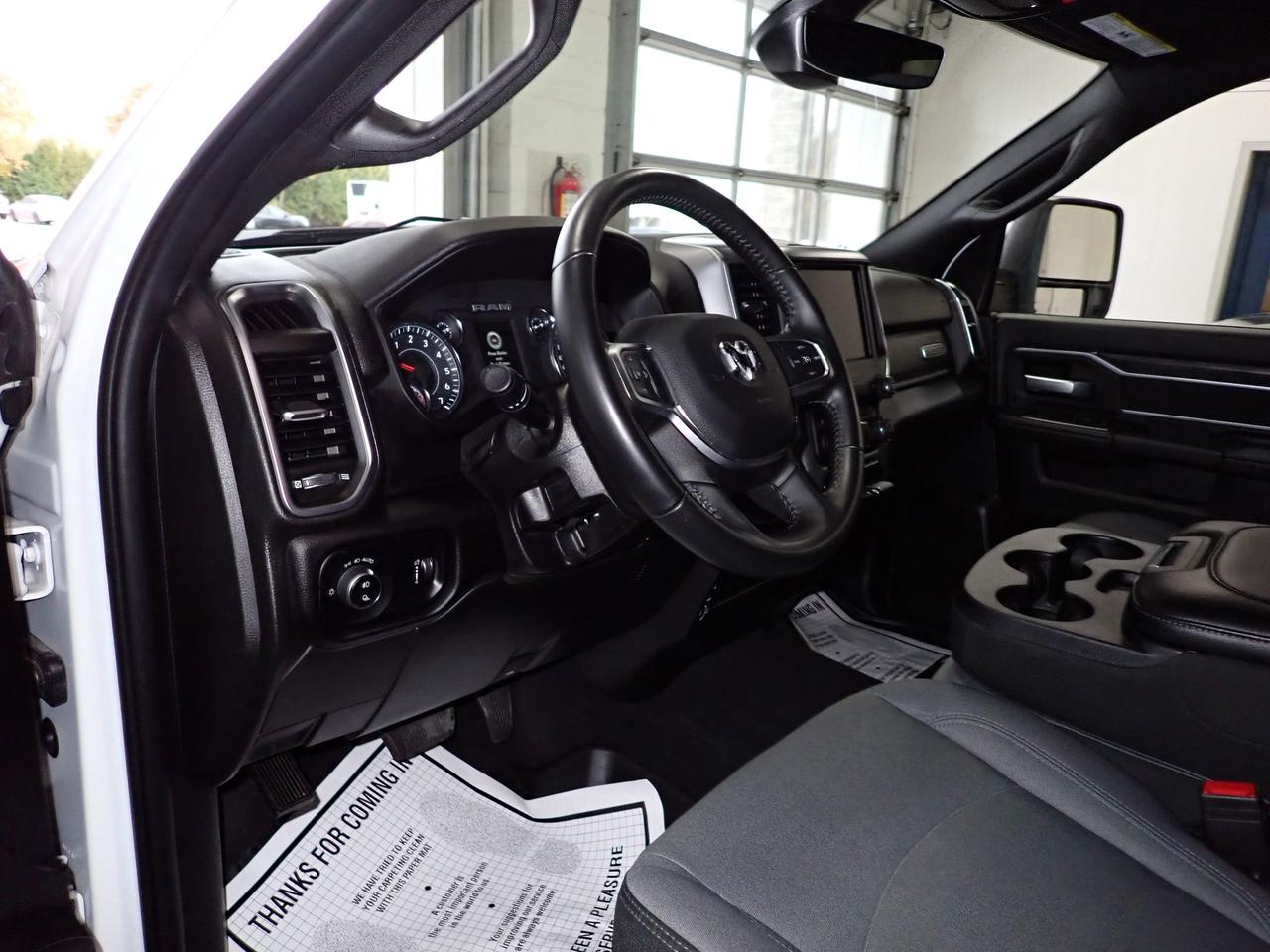 2024 RAM 3500 Big Horn 4WD CREW CAB 6'4 BOX Photo