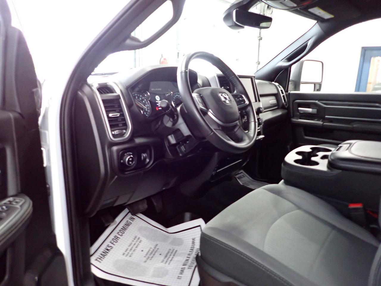2024 RAM 3500 Big Horn 4WD CREW CAB 6'4 BOX Photo