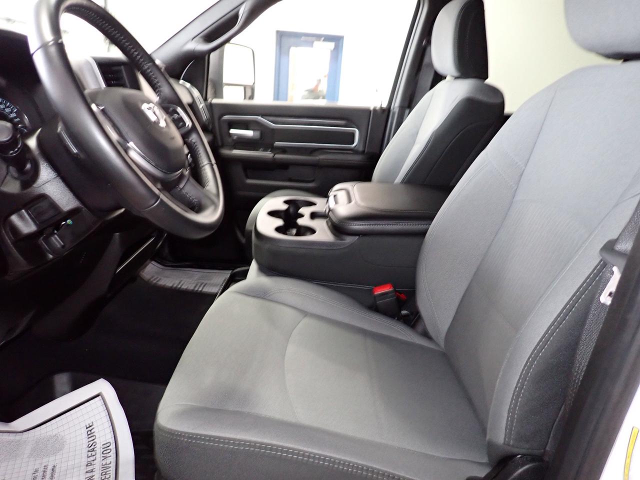 2024 RAM 3500 Big Horn 4WD CREW CAB 6'4 BOX Photo