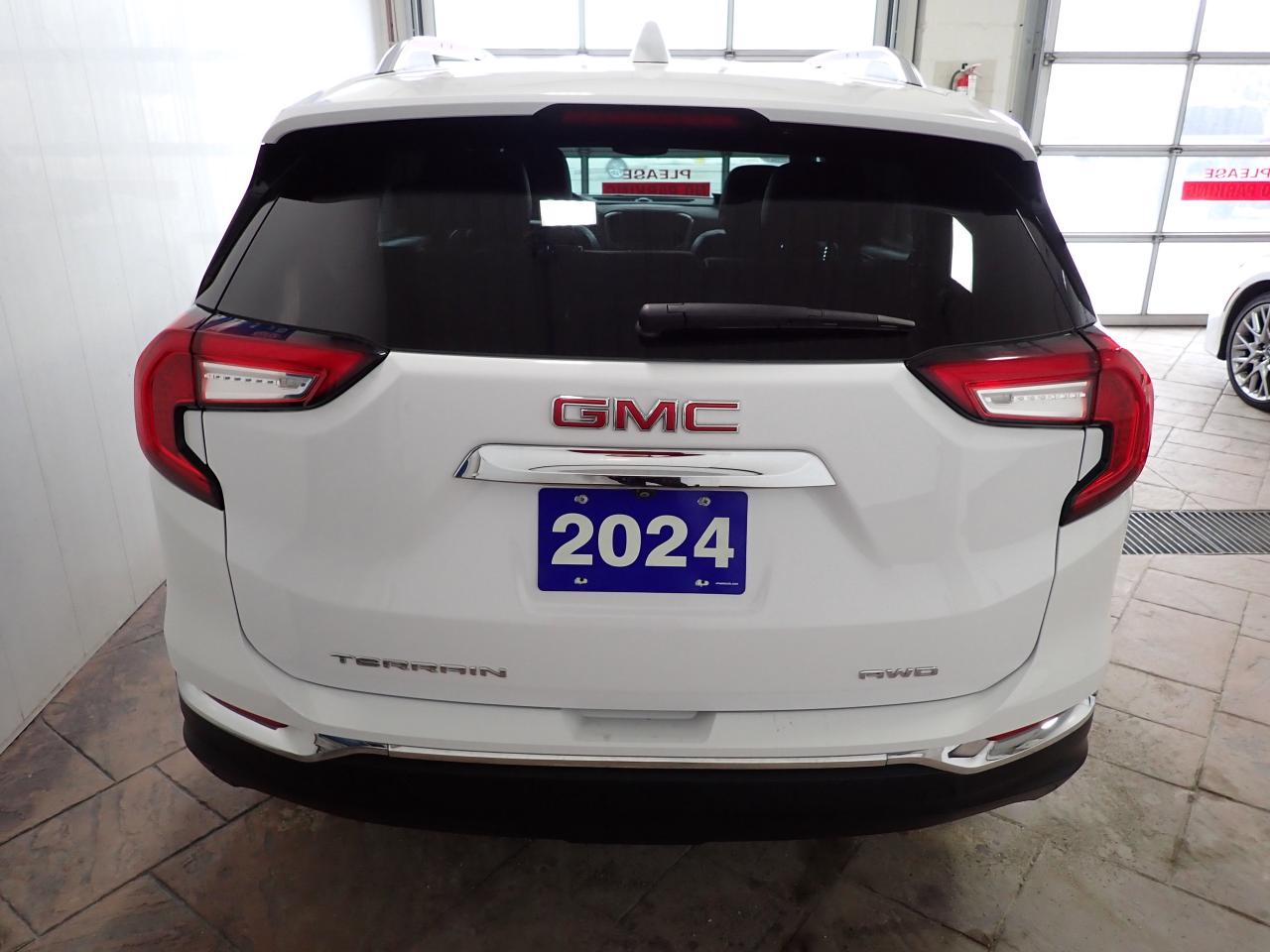 2024 GMC Terrain SLT AWD 4DR LEATHER Photo2