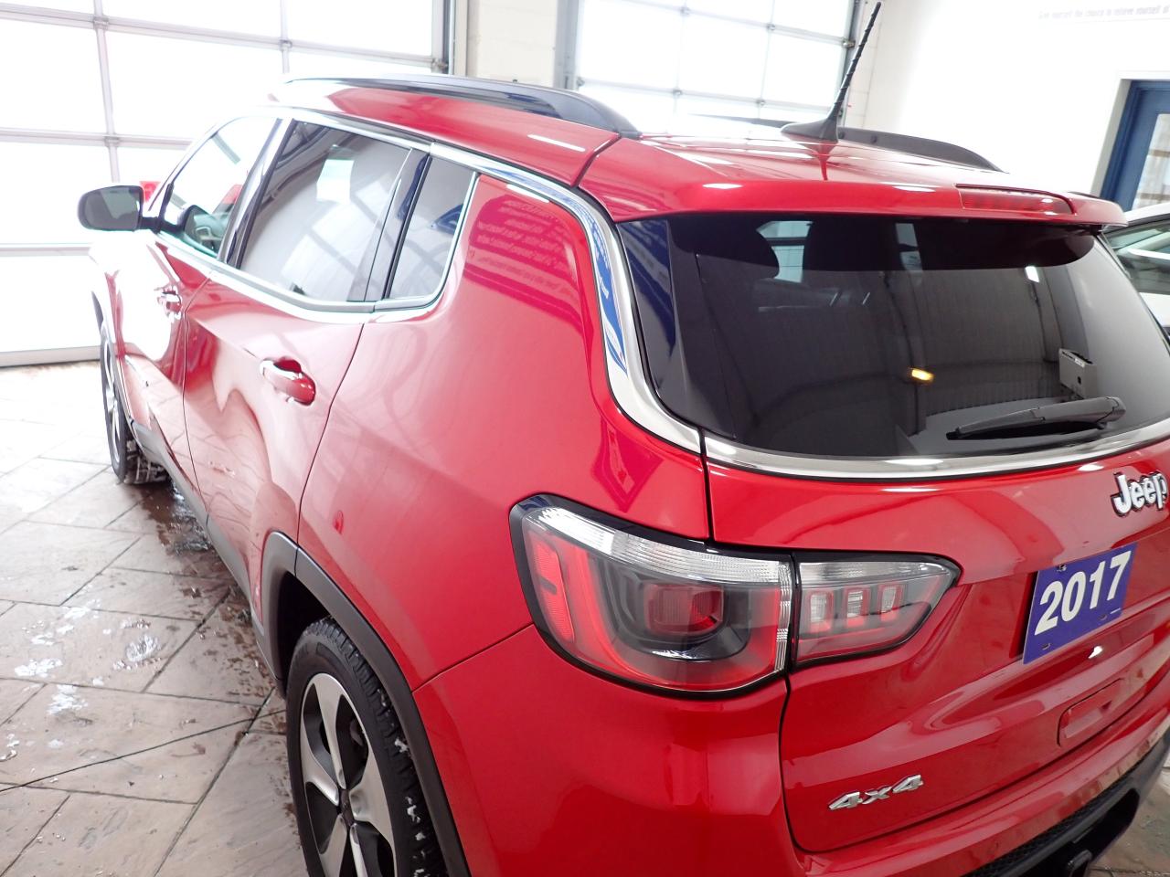 2017 Jeep Compass North 4WD *MANUAL* SUNROOF Photo4
