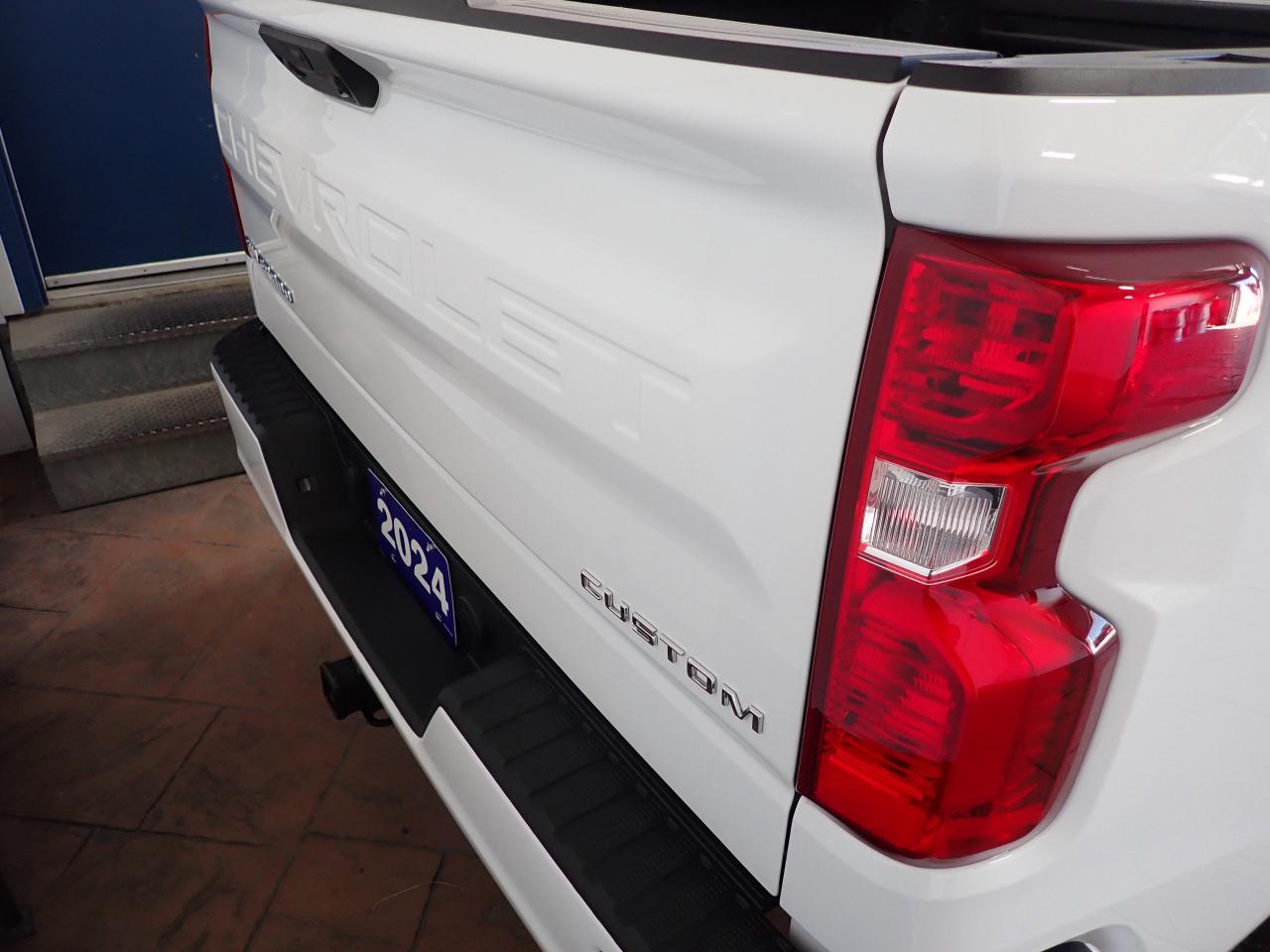 2024 Chevrolet Silverado 1500 Custom CREW CAB 4WD 6.5 BOX Photo2