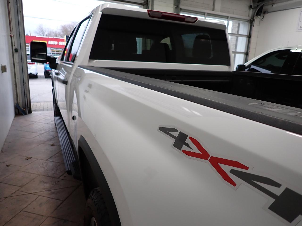 2025 Chevrolet SILVERADO 2500HD Custom CREW CAB 4WD Photo