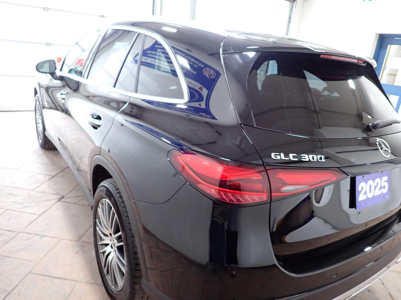 2025 Mercedes-Benz GLC 300 *HYBRID* LEATHER NAVI SUNROOF AWD Photo