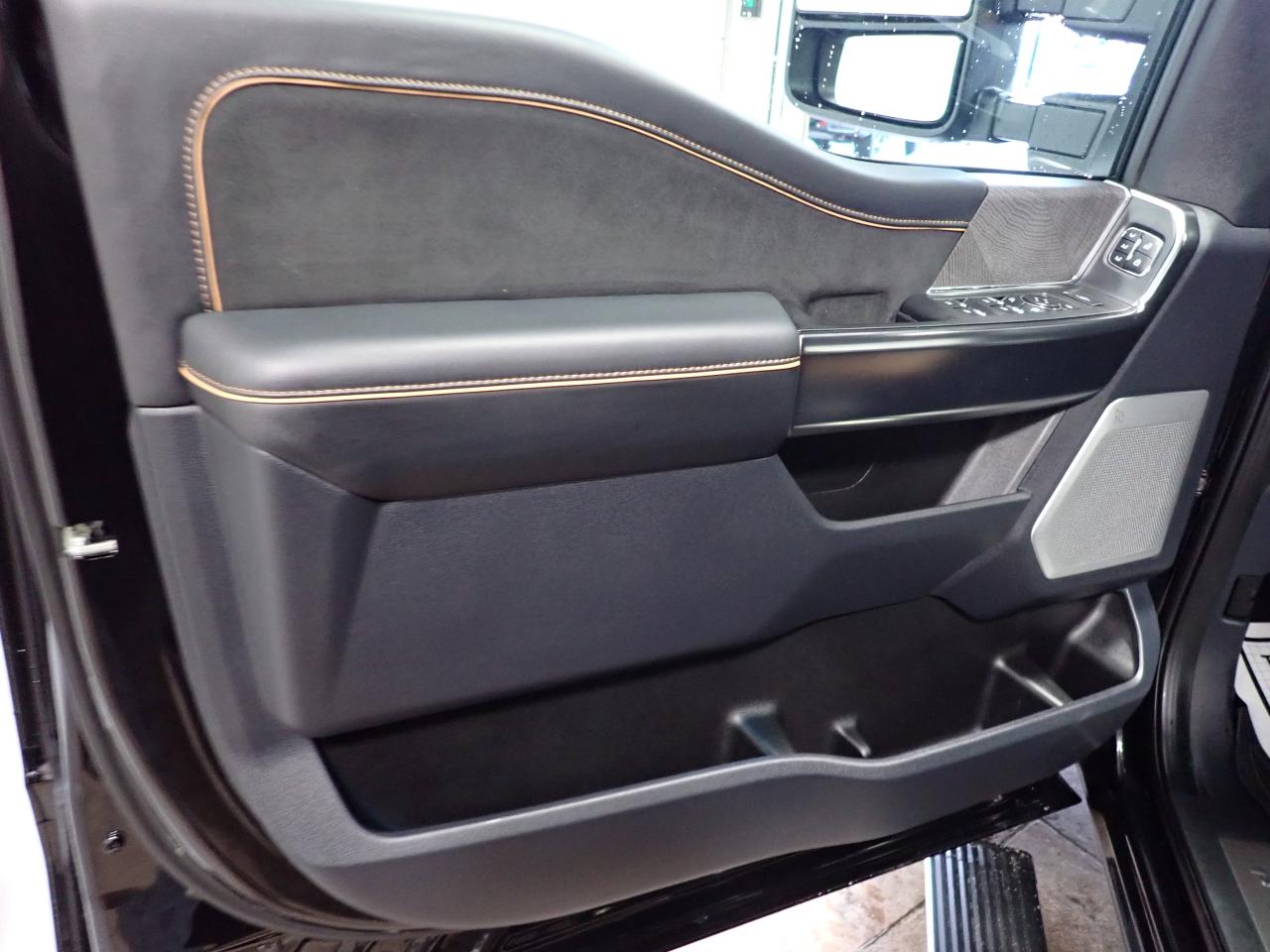 2023 Ford SUPER DUTY F-450 DRW PLATINUM CREW DRW LEATHER DULY SUNROOF 4WD *DIESEL* Photo