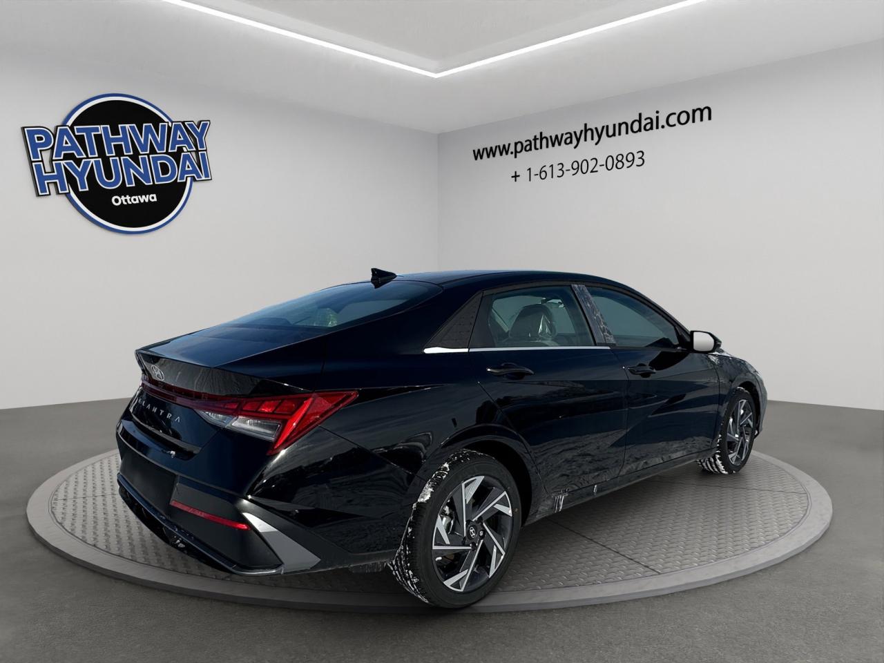 2026 Hyundai Elantra Luxury Photo3