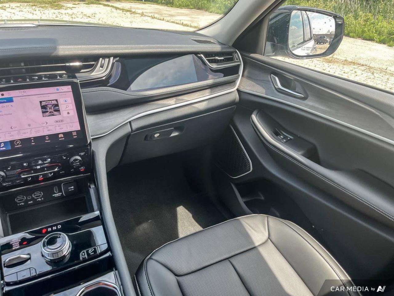 2023 Jeep Grand Cherokee 4xe Navigation | Pano Roof | Rear Seat Video | 20 Wheels | Heated & Cooled Seats | Remote Start | Photo