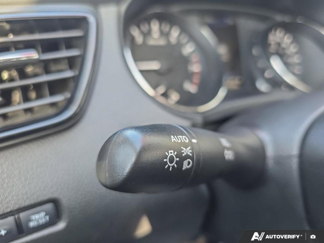 2023 Nissan Qashqai SV AWD | Apple CarPlay | Heated Seats | Alloy Rims | Photo