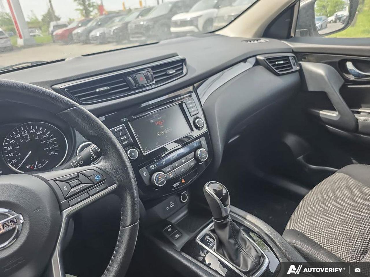 2023 Nissan Qashqai SV AWD | Apple CarPlay | Heated Seats | Alloy Rims | Photo