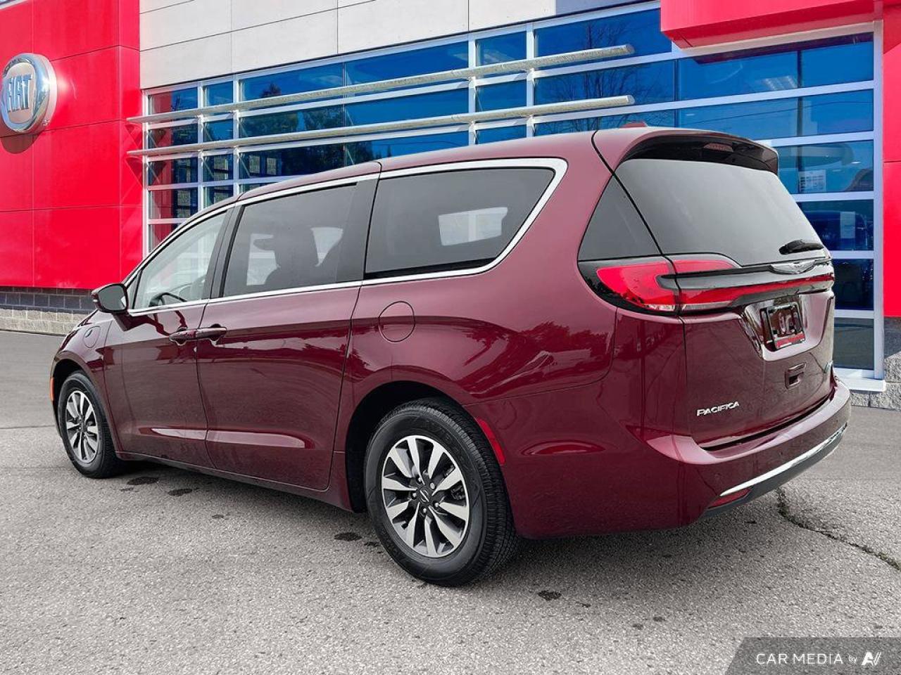2022 Chrysler Pacifica Hybrid Touring L | Leather | Hybrid | Apple Carplay Photo2