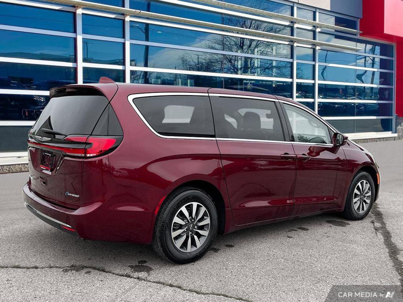2022 Chrysler Pacifica Hybrid Touring L | Leather | Hybrid | Apple Carplay Photo4