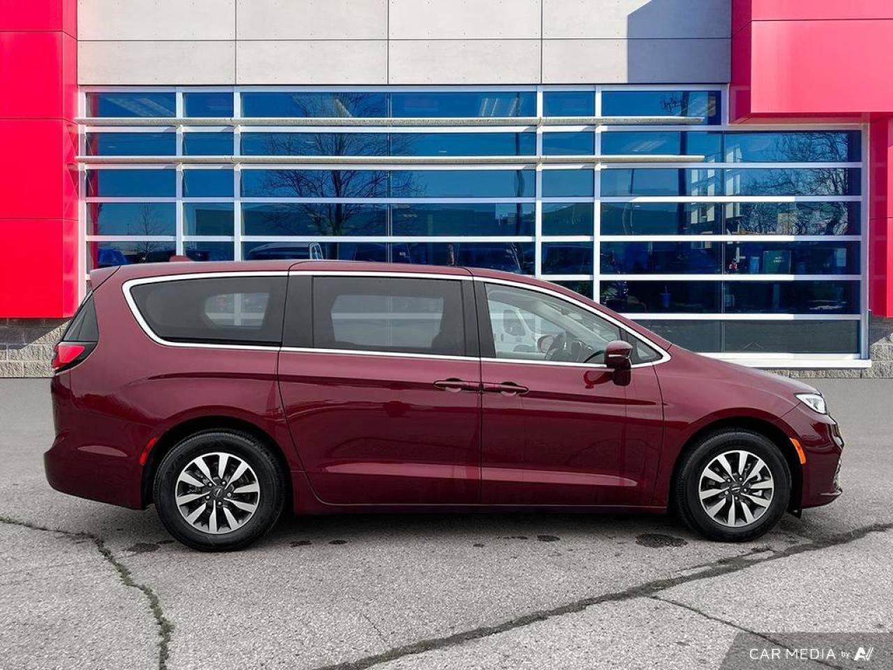 2022 Chrysler Pacifica Hybrid Touring L | Leather | Hybrid | Apple Carplay Photo
