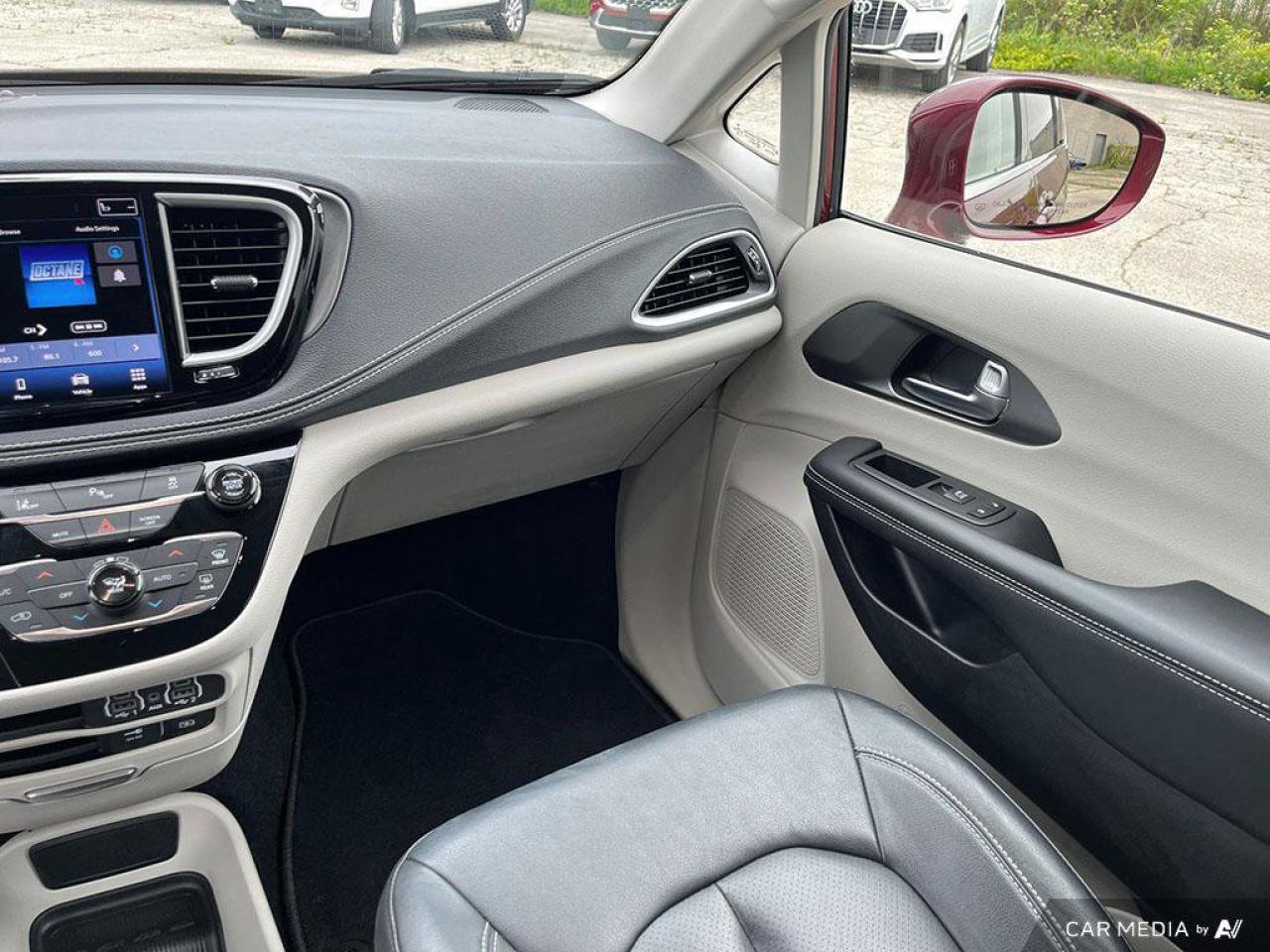 2022 Chrysler Pacifica Hybrid Touring L | Leather | Hybrid | Apple Carplay Photo