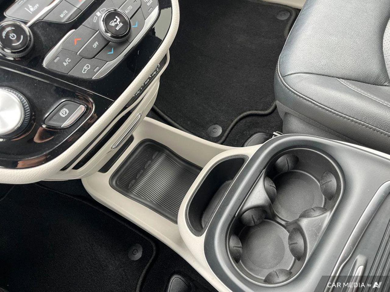2022 Chrysler Pacifica Hybrid Touring L | Leather | Hybrid | Apple Carplay Photo