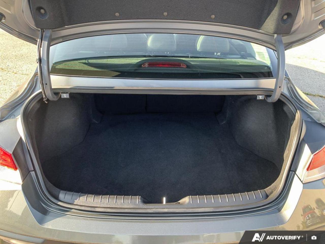 2025 Hyundai Elantra Luxury | Leather | Nav | Sunroof | Safety Tech | Photo